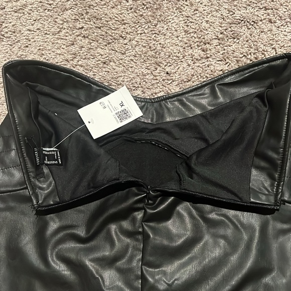 Faux Leather Mini Skirt 🖤 - Picture 4 of 6